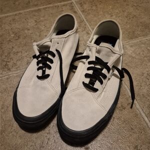 Vans Men's white and black skate shoes sz 11